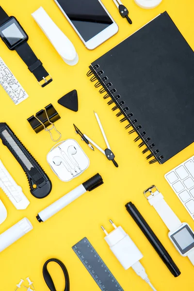 Fournitures de bureau organisées — Photo de stock