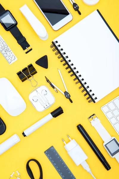 Fournitures de bureau organisées — Photo de stock