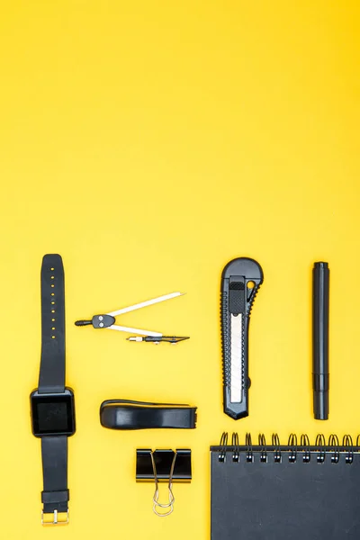 Fournitures de bureau organisées — Photo de stock