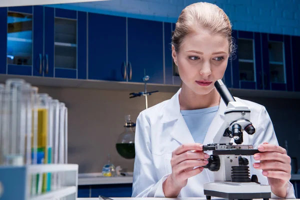 Cientista atraente que trabalha com microscópio — Fotografia de Stock