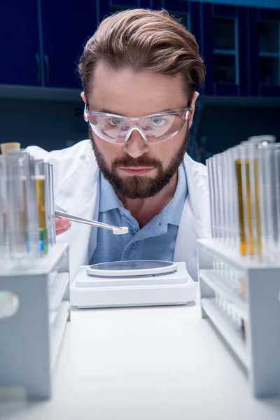 Químico en gafas con reactivos - foto de stock