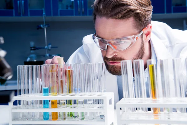 Chimiste dans les lunettes avec des réactifs — Photo de stock