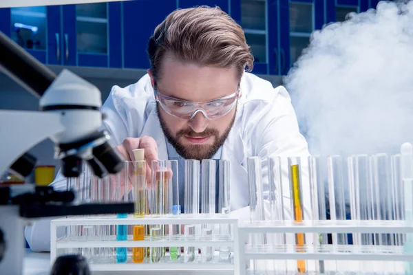 Chimiste dans les lunettes avec des réactifs — Photo de stock