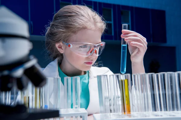 Mädchen in Schutzbrille mit Schlauch — Stockfoto