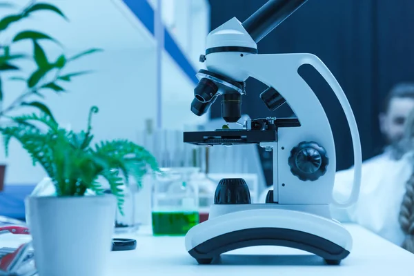 Microscópio em laboratório químico — Fotografia de Stock