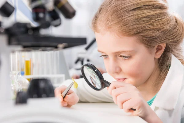 Girl with magnifying glass — Stock Photo