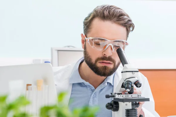 Cientista que trabalha com microscópio — Fotografia de Stock