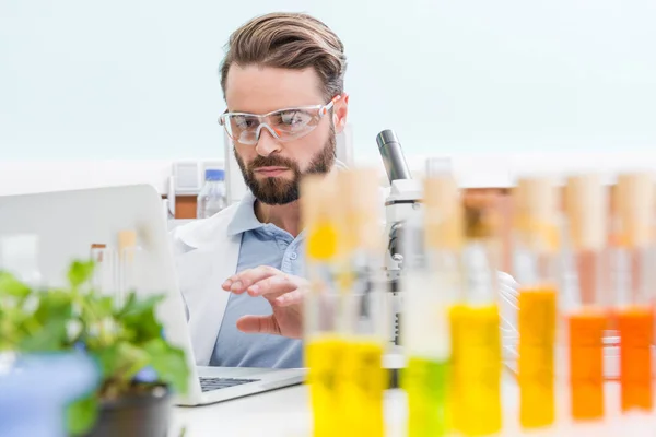 Científico trabajando con microscopio - foto de stock