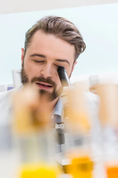 Cientista que trabalha com microscópio — Fotografia de Stock