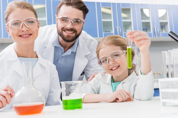 Cientistas adultos e menina — Fotografia de Stock