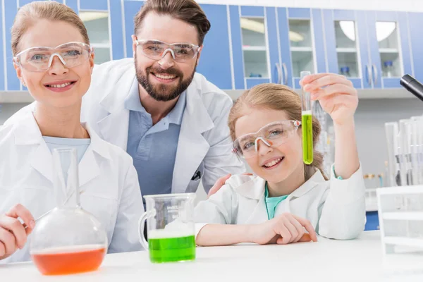 Scienziati adulti e ragazza — Foto stock