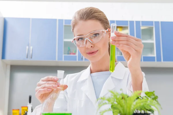 Cientista segurando tubos — Fotografia de Stock