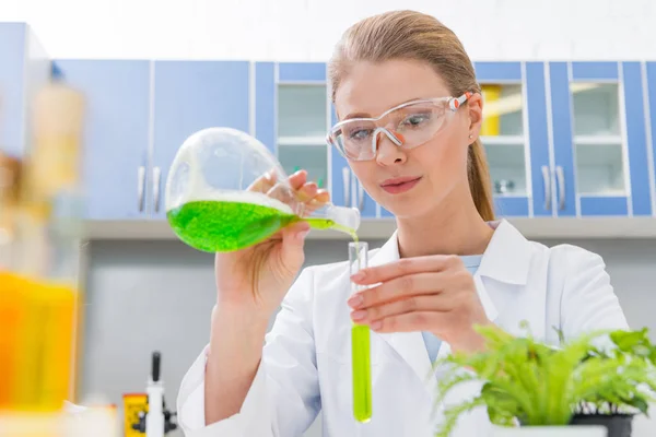 Cientista que trabalha com reagentes — Fotografia de Stock