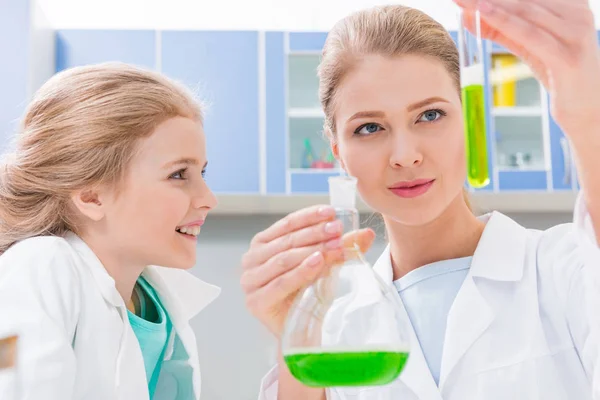 Profesor y estudiante en laboratorio químico - foto de stock