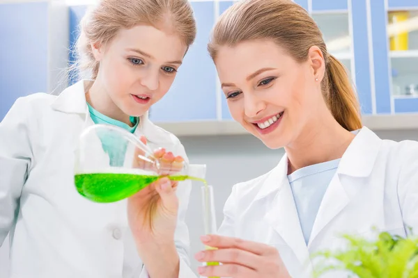 Lehrer und Schüler im Chemielabor — Stockfoto