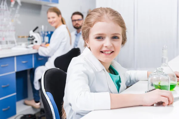 Profesores y estudiantes en laboratorio - foto de stock