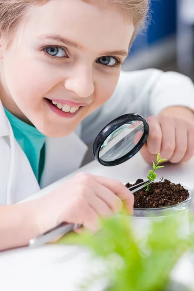 Mädchen mit grüner Pflanze im Labor — Stockfoto