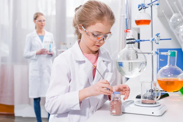 Profesor y estudiante en laboratorio químico - foto de stock