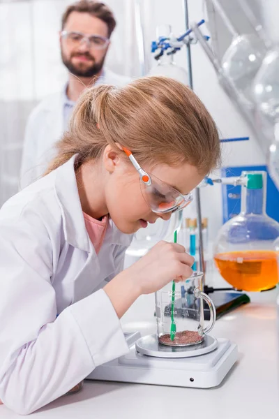 Profesor y estudiante en laboratorio - foto de stock