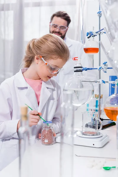 Profesor y estudiante en laboratorio - foto de stock