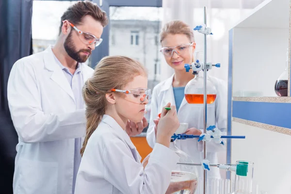 Profesores y estudiantes en laboratorio - foto de stock