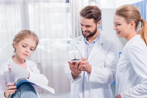 Profesores y estudiantes en laboratorio - foto de stock