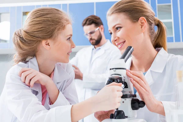 Profesores y estudiantes en laboratorio - foto de stock