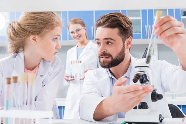 Profesores y estudiantes en laboratorio - foto de stock