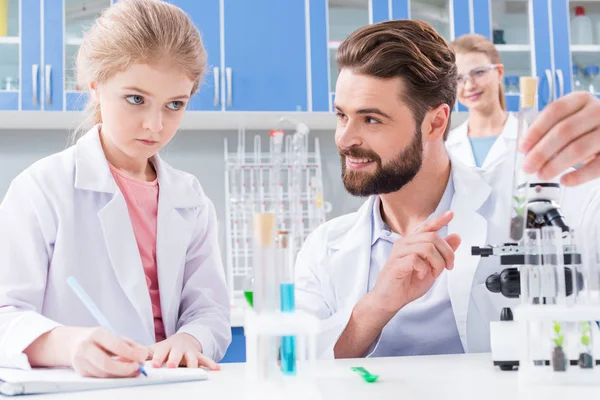 Profesores y estudiantes en laboratorio - foto de stock