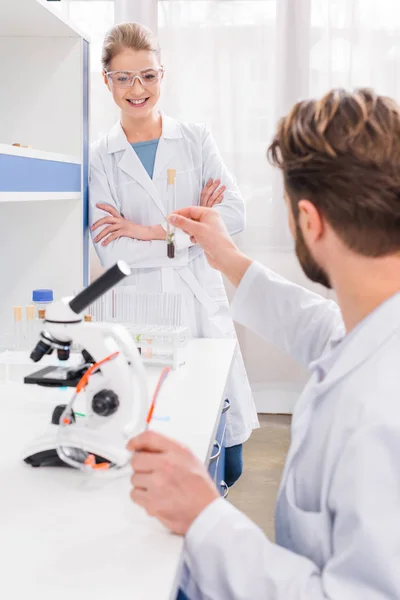 Wissenschaftler arbeiten im Labor — Stockfoto