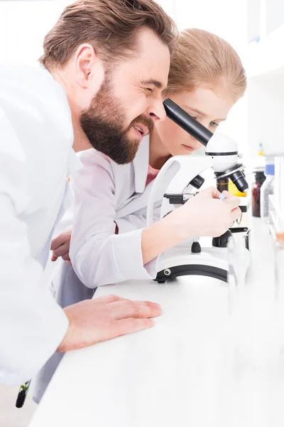 Profesor y estudiante en laboratorio - foto de stock