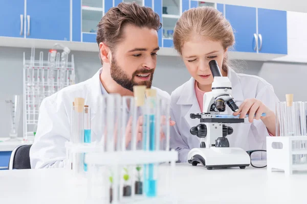 Insegnante e studente in laboratorio — Foto stock