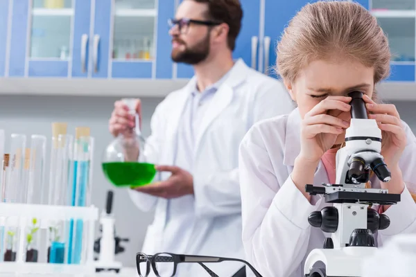 Profesor y estudiante en laboratorio - foto de stock