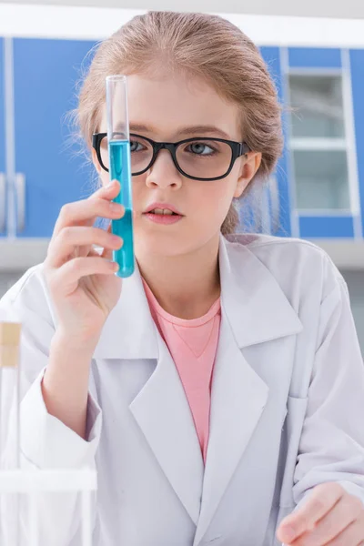 Mädchen im Chemielabor — Stockfoto