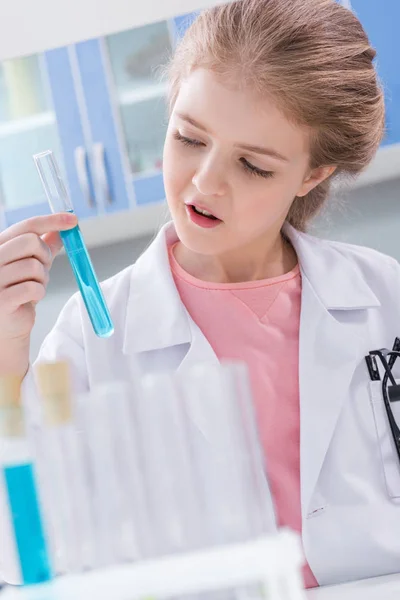 Chica en laboratorio químico - foto de stock