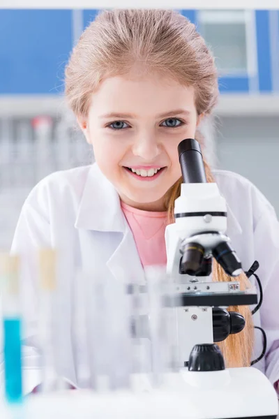 Menina com microscópio — Fotografia de Stock