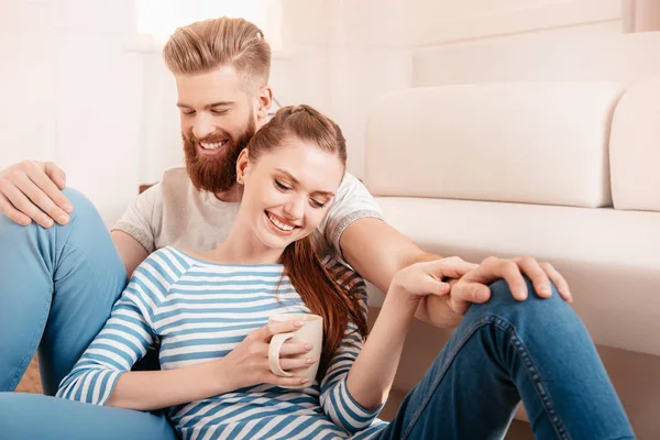 Heureux jeune couple — Photo de stock