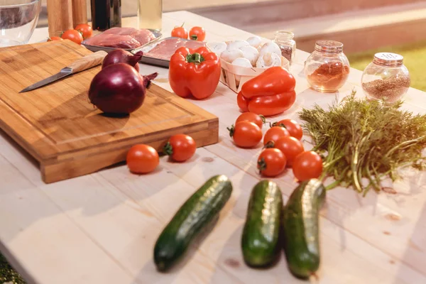 Légumes et viande sur table — Photo de stock