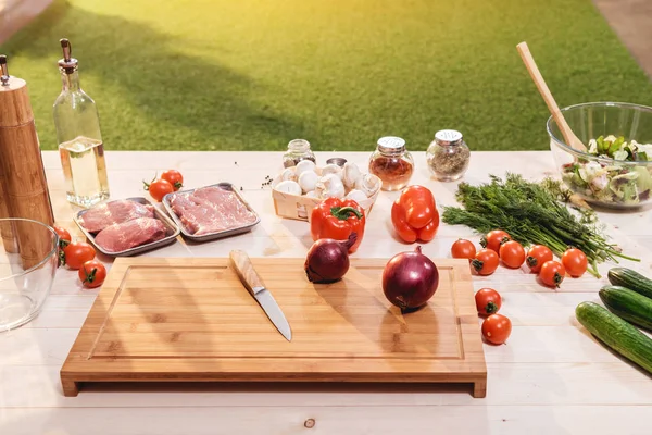 Verduras y carne en la mesa — Stock Photo