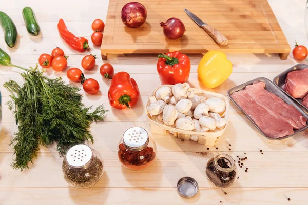 Овочі та м'ясо на столі — стокове фото