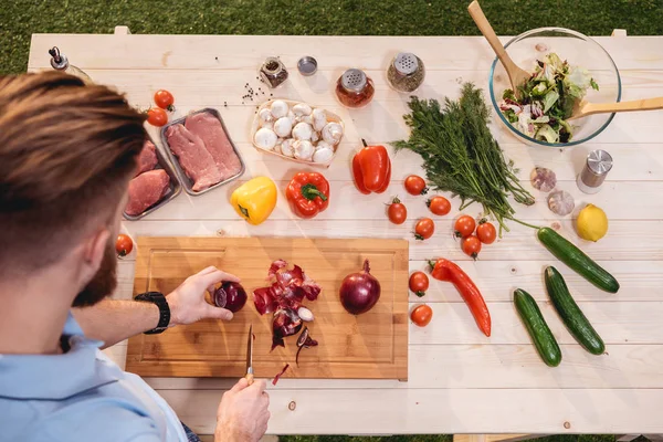 Man cutting onion — Stock Photo