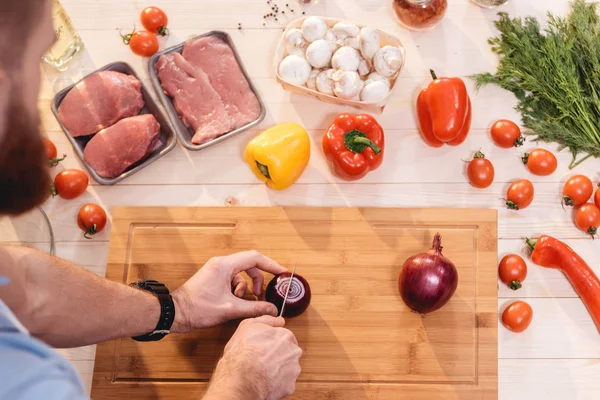 Mann schneidet Zwiebel — Stockfoto