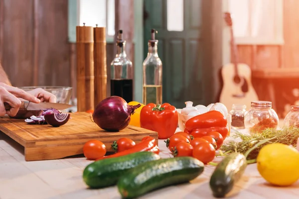 Mann schneidet Zwiebel — Stockfoto