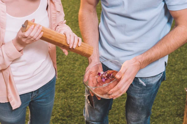 Junges Paar beim Grillen — Stockfoto