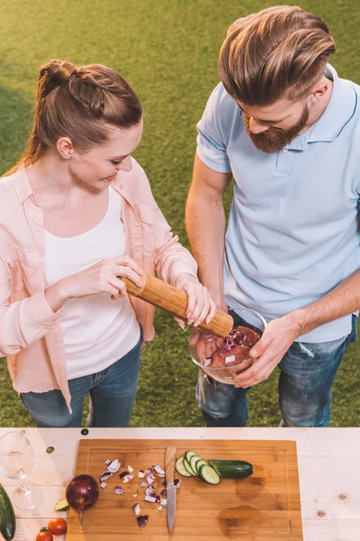 Jeune couple au barbecue — Photo de stock