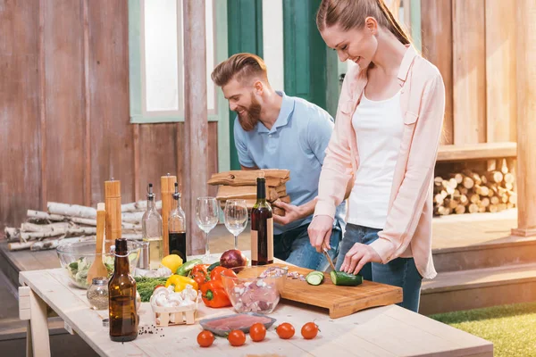 Pareja joven en la barbacoa - foto de stock