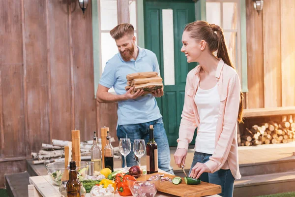 Junges Paar beim Grillen — Stockfoto