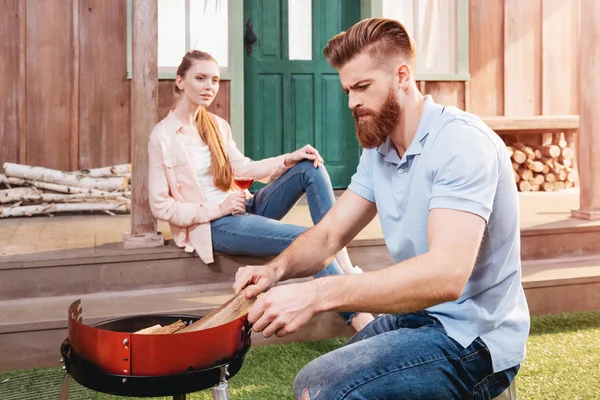 Pareja joven en la barbacoa - foto de stock