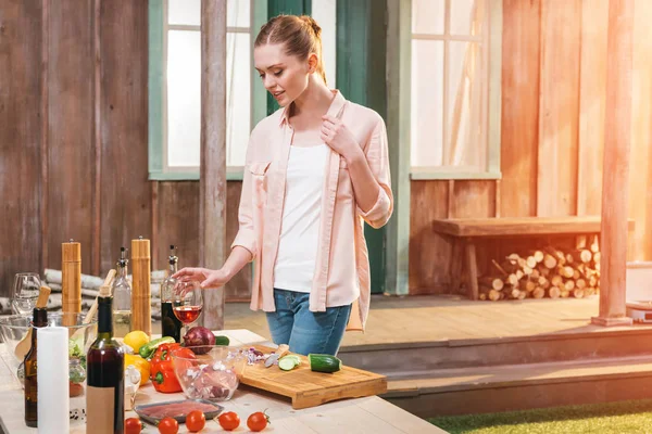 Junge Frau trinkt Wein — Stockfoto