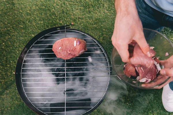 Uomo arrosto di carne — Foto stock